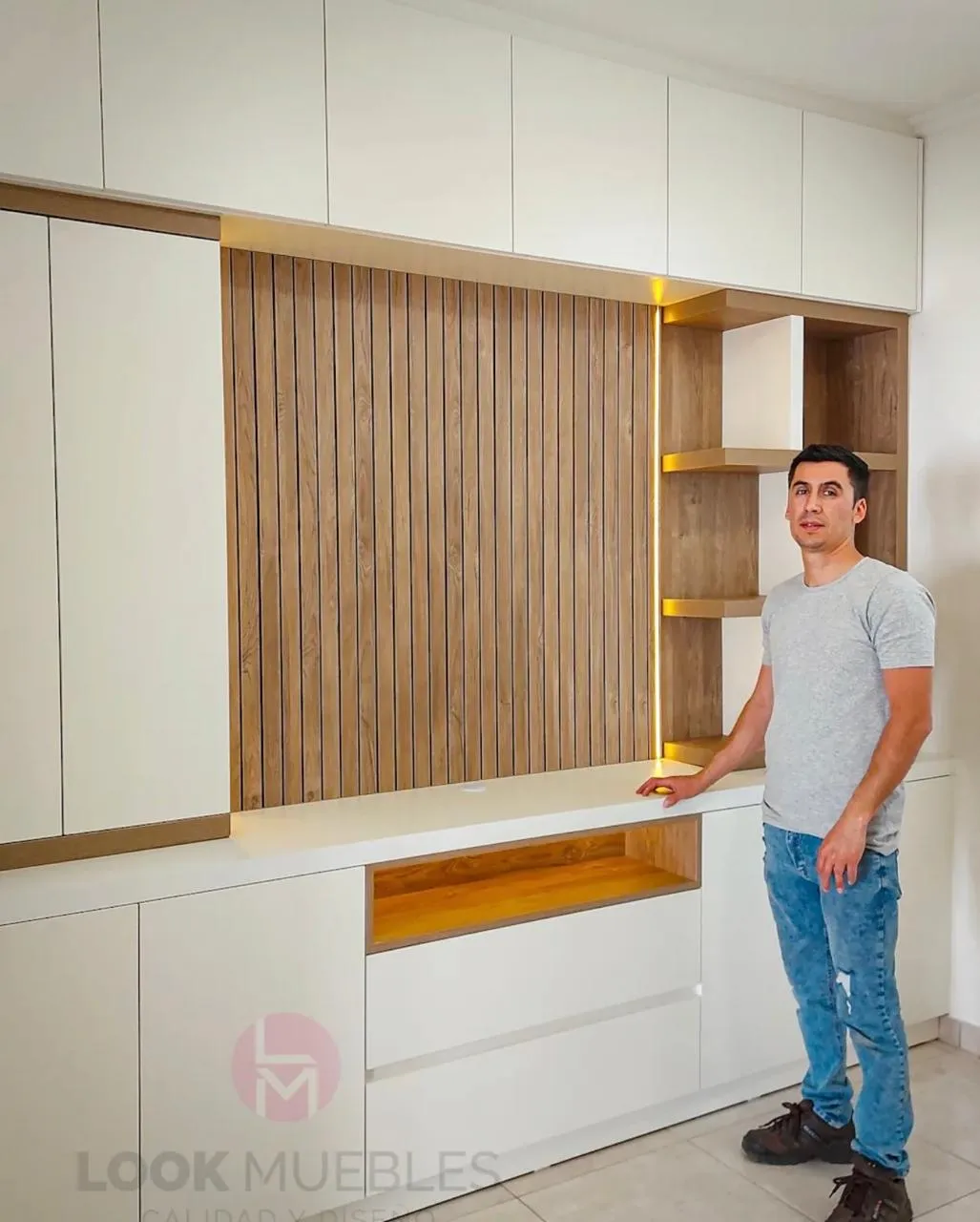 Equipo de Look Muebles en la fábrica